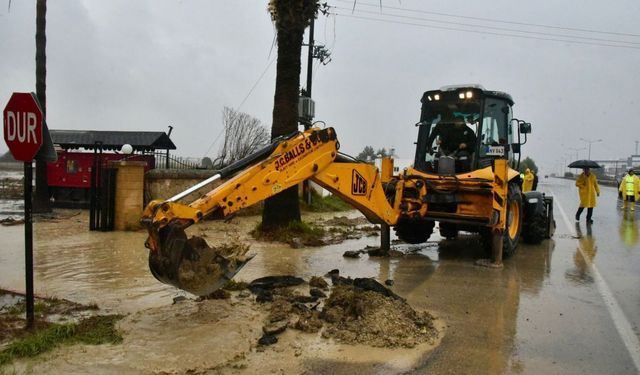 Sağanak devam ediyor, ekiplerin sahadaki çalışmaları sürüyor... Derelerin seviyelerinde ciddi düşüş var