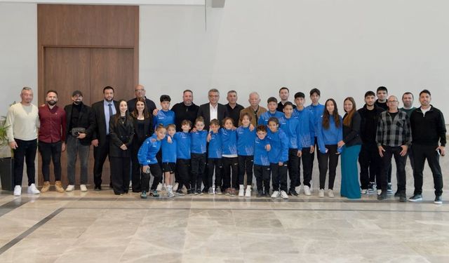 Cumhurbaşkanı Erhürman Perçinci Futbol Okulu'ndan sporcu, yönetici ve aileleri kabul etti