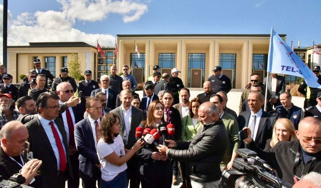 Fiber Optik Protokolü'ne Meclis içinde muhalefet milletvekilleri karşı çıkarken Meclis önünde sendikalar tepkilerini ort