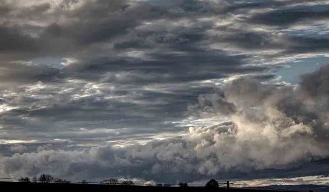 Hava sıcaklığı 13-16 derece dolaylarında seyredecek; yarın yer yer sağanak bekleniyor
