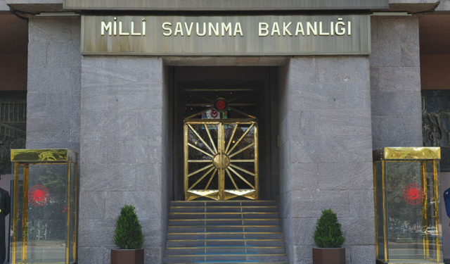 KKTC'de 661,5 metrekarelik Türk bayrağıyla serbest paraşüt atlayışı yapılarak Türkiye rekoru kırıldı