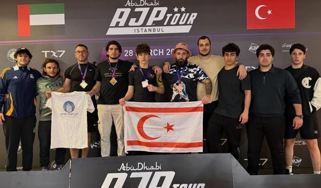 Caeser Fight Club sporcuları İstanbul'da madalyaları topladı