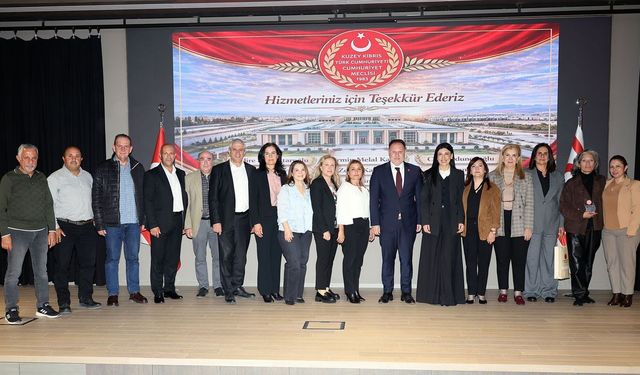 Cumhuriyet Meclisi'nde emekliye ayrılan personele hizmet plaketi verildi