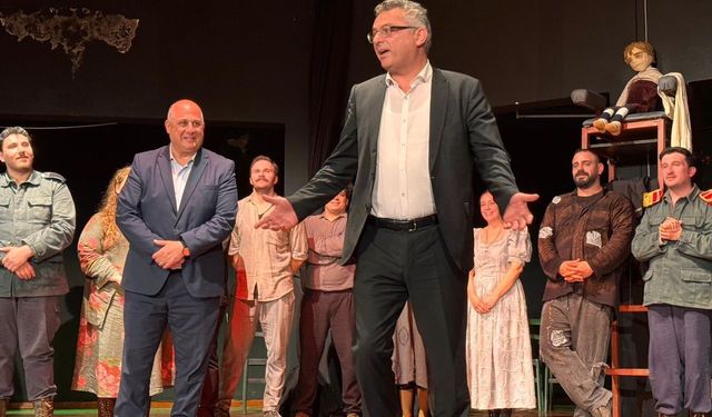 Kıbrıs Türk Devlet Tiyatroları 'Kafkas Tebeşir Dairesi' oyununu sahneledi