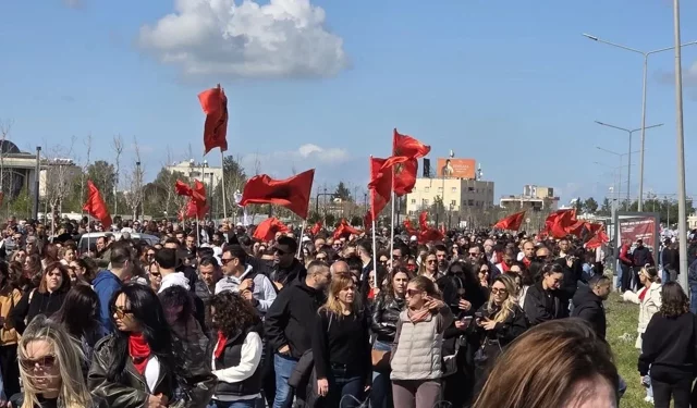 Greve giden kamuda örgütlü sendikalar, Meclis önünde eylemde