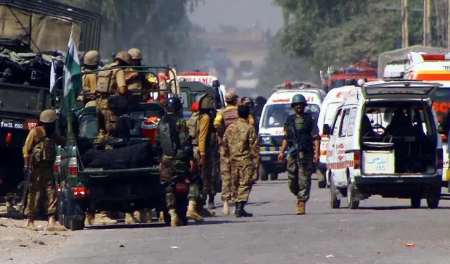 Pakistan'da polis karakoluna düzenlenen bombalı saldırıda 5 kişi hayatını kaybetti