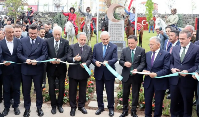 KKTC Aksakalı Oktay Öksüzoğlu Kayseri'de Türkoloji Zirvesi'ne katıldı