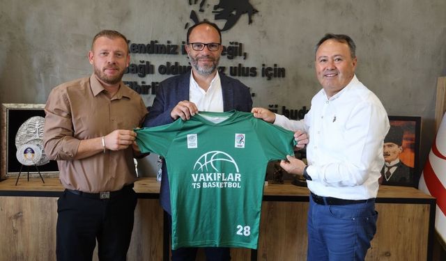 Sadıkoğlu, KKTC Vakıflar Tekerlekli Sandalye Basketbol Takımı'nı kabul etti