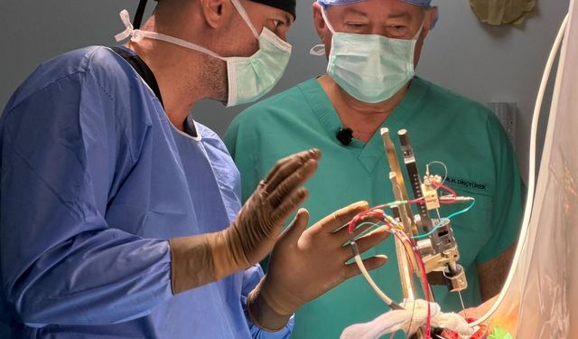 Dr. Burhan Nalbantoğlu Devlet Hastanesi'nde titreme hastası beyin pili ameliyatıyla sağlığına kavuştu