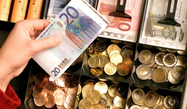 Güney Kıbrıs'ta her 10 kişiden 4'ü maddi açıdan zorlanıyor