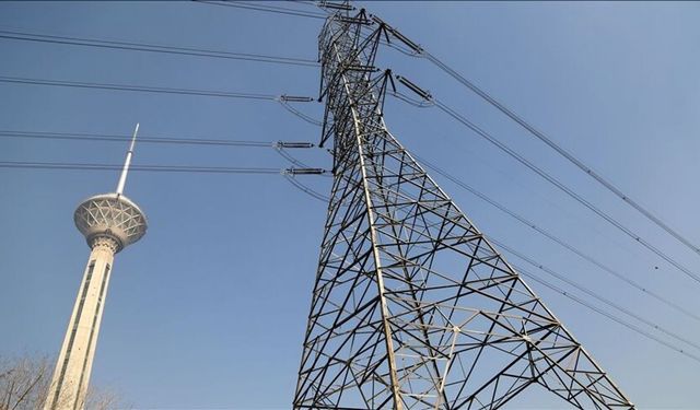 Tahran'da tasarruf kararına uymayan 30 kamu idaresinin elektriği kesildi