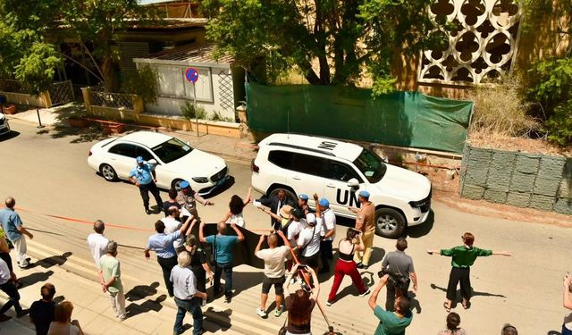 Birleşik Kıbrıs- İki Toplumlu Barış İnsiyatifi Dayanışma Evi önünde pankart açtı