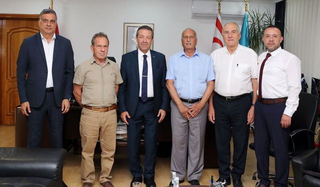 Ertuğruloğlu, Kıbrıs Türk Belediye Başkanları Derneği yönetimini kabul etti