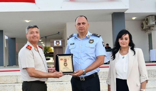 Meslekte 30 hizmet yılını tamamlayan Adalıer'e plaket