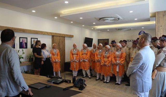 İskele Belediyesi Halk Dansları heyeti İskele Belediye Başkanı Sadıkoğlu'nu ziyaret etti