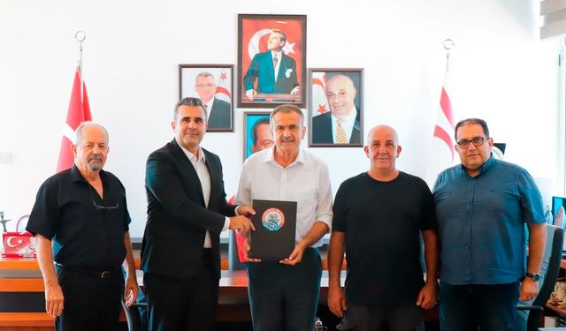 Gazimağusa Belediyesi sıkıştırmalı çöp aracı alımı için sözleşme imzaladı