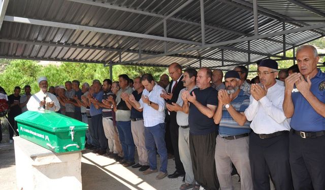 Girne'de geminin batması sonucu hayatını kaybeden Şerif Özdemir'in cenazesi Mersin'de toprağa verildi
