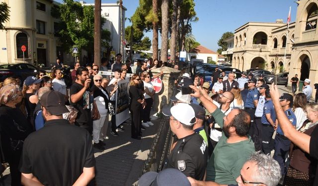 Ailelerden Girne Mahkemesi önünde çağrı: Esas suçluları mahkemeye getirsinler