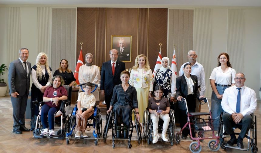 Cumhurbaşkanı Tatar Tekerlekli Sandalye Dans Milli Takımı sporcusu Yeliz Güllü ile bir araya geldi
