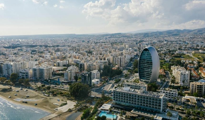 Elinde Kıbrıs Türk malı bulunduran memurun sözleşmeleri iptal edildi