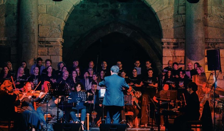 Mağusa Kent Orkestrası, efsanelerin şarkılarını seslendirdi