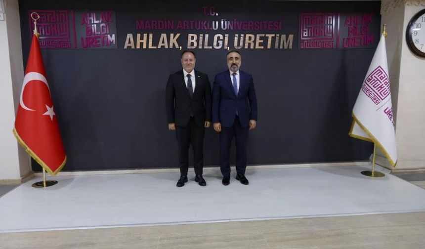 Öztürkler Mardin’de konferans verdi: “Haritalar kalemle çizilir, sınırlar irade ile korunur”