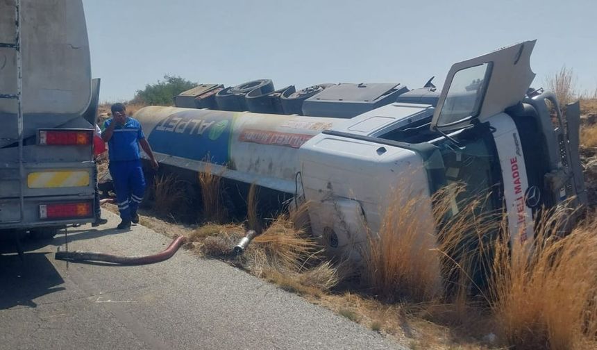 İskele-Ercan ana yolunda akaryakıt yüklü tanker devrildi