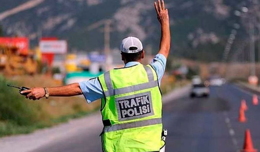 Ülke genelinde trafik denetimleri: 295 sürücü rapor, 42 araç trafikten men edildi; 4 sürücü ise tutuklandı