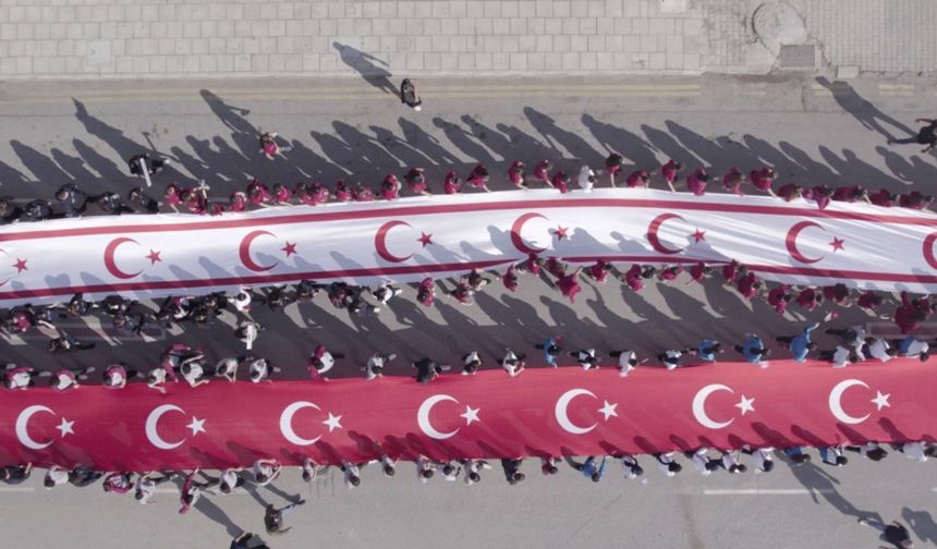 100'er metrelik KKTC ve TC bayrakları taşındı