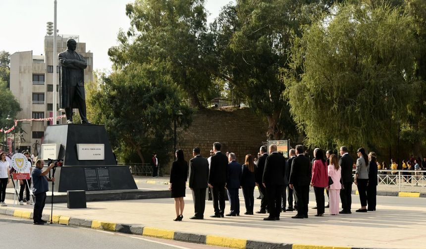 24 Kasım Öğretmenler Günü: Lefkoşa Atatürk Anıtı önünde tören düzenlendi