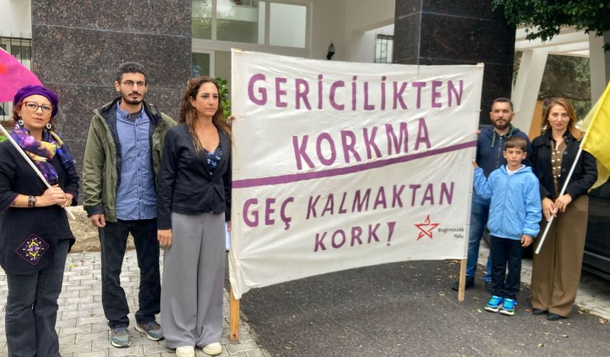 Bağımsızlık Yolu, Güzelyurt Kaymakamlığı önünde basın açıklaması yaptı