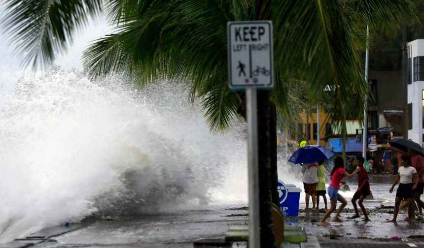 Filipinler'de yaklaşan tayfun nedeniyle on binlerce kişi tahliye edildi