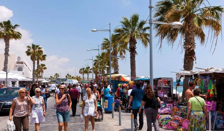 Güney Kıbrıs'ta yasal olarak ikamet eden yabancı ülke vatandaşlarının sayısı yaklaşık 200 bin