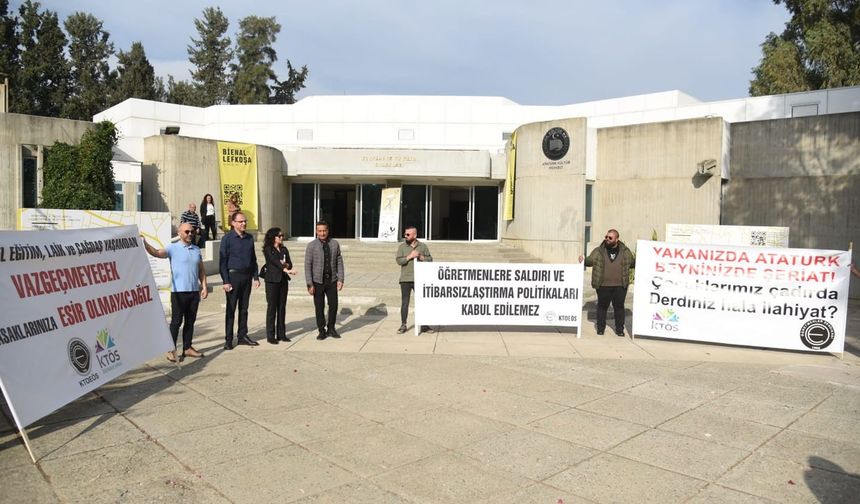 KTÖS ve KTOEÖS'den Öğretmenler Günü nedeniyle tören yapılan AKM önünde eylem ...