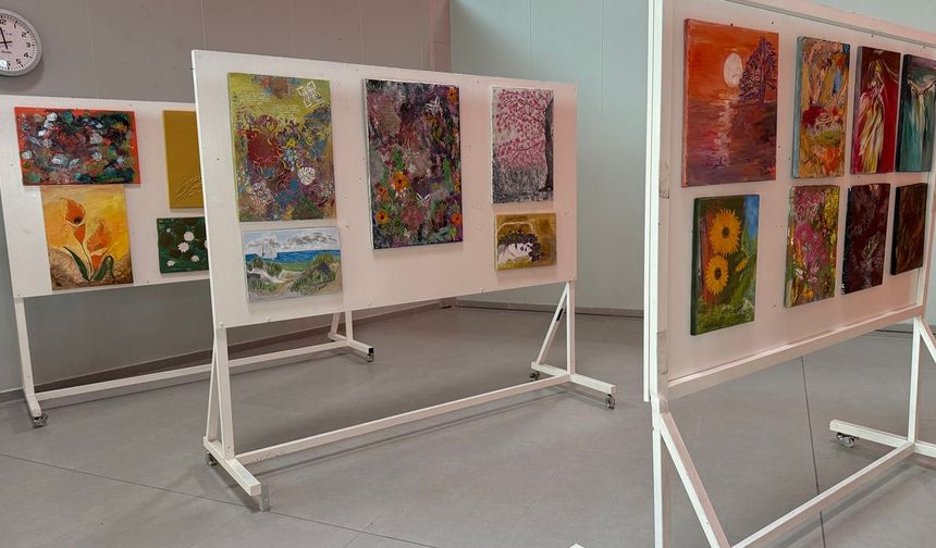 Berna Kelebek'in 'Kelebek Esintileri' resim sergisi Ercan Havalimanı'da açıldı