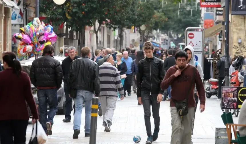 Eurobarometre'ye göre Rumların yüzde 84'ü hayatından memnun