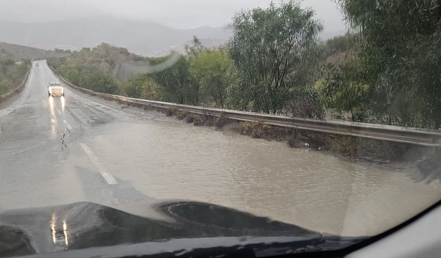 Polis sürücüleri uyardı:.Girne-Değirmenlik ana yolunda su birikintileri oluştu