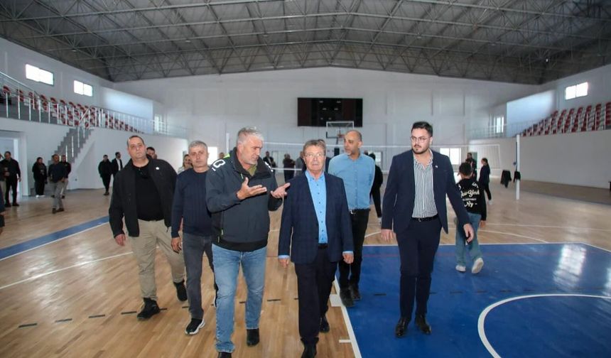 Başbakan Ünal Üstel Esentepe'de yapımı tamamlanan Spor Salonu'nda incelemelerde bulundu