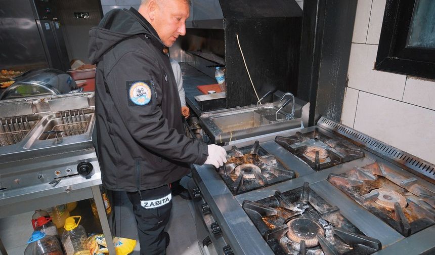 Gazimağusa Belediyesi'nden surlar içinde gece denetimi: 3 işyerine ihbar verildi, tarihi geçmiş ürünler toplatıldı