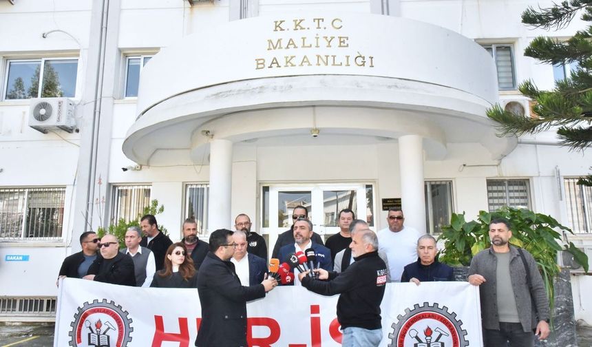 Hür-İş Federasyonu'ndan Maliye Bakanlığı önünde protesto eylemi: 'Zamları kabul etmiyoruz'