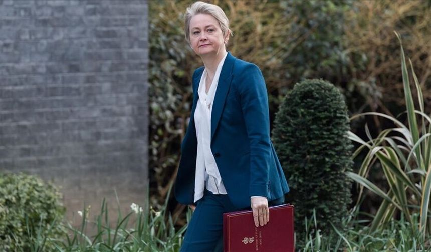 İngiltere Dışişleri Bakanı Cooper: 'Kıbrıs'ta İngiliz üssü çevresinde tüm orantılı önlemler alındı'