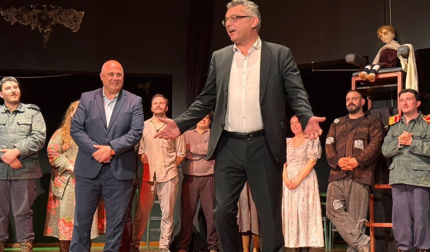 Kıbrıs Türk Devlet Tiyatroları 'Kafkas Tebeşir Dairesi' oyununu sahneledi