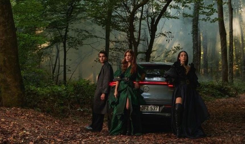 Özlem Süer İlkbahar-Yaz 2021 Koleksiyonunu Mercedes-Benz Fashion Week Istanbul'da Tanıttı