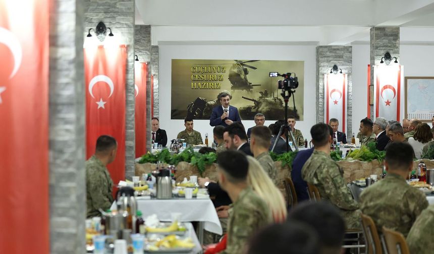Türkiye Cumhurbaşkanı Yardımcısı Yılmaz, KKTC'de Mehmetçikle iftar yaptı