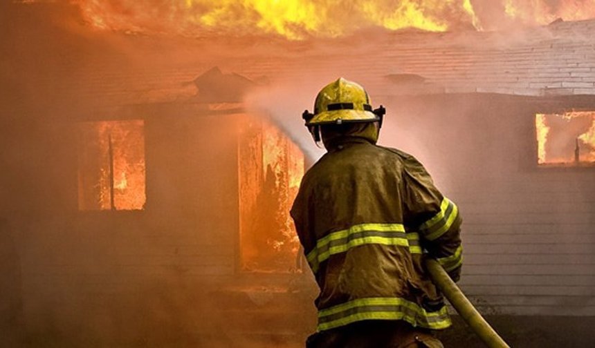 Alsancak, Zeytinlik ve Gemikonağı'ndaki yangınlar maddi hasara neden oldu