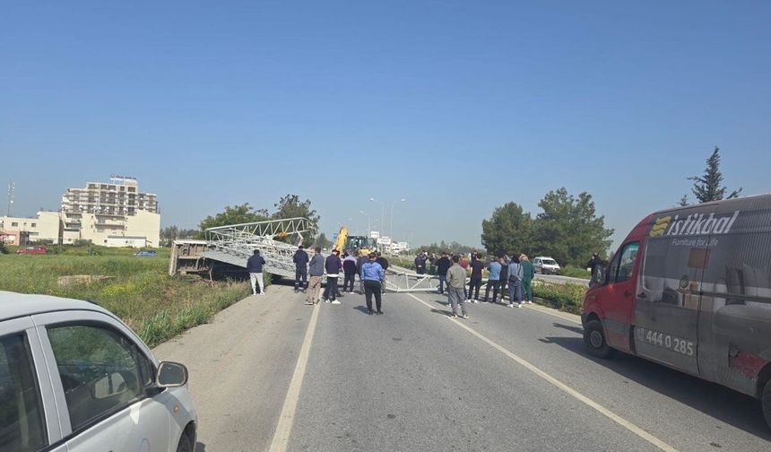Dörtyol'daki kaza: Büyük trafik levhası yola devrildi