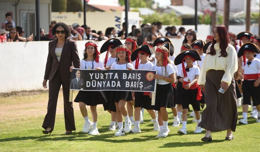 İskele'de 23 Nisan coşkusu... Cumhuriyet Stadyumu'nda gösteriler sunuldu