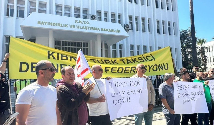 Taksiciler bakanlık önünde: Sektör sahada, araçlar Bayındırlık'a yığıldı