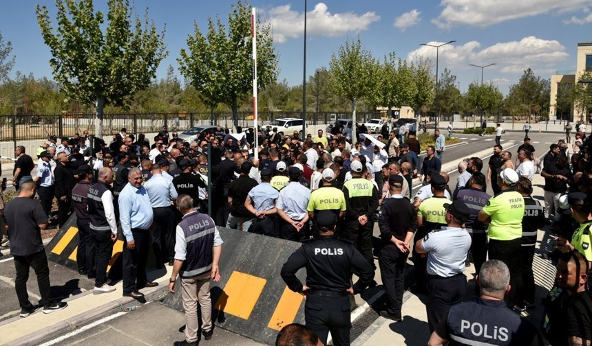 Taksiciler eylemlerini Meclis önüne taşıdı