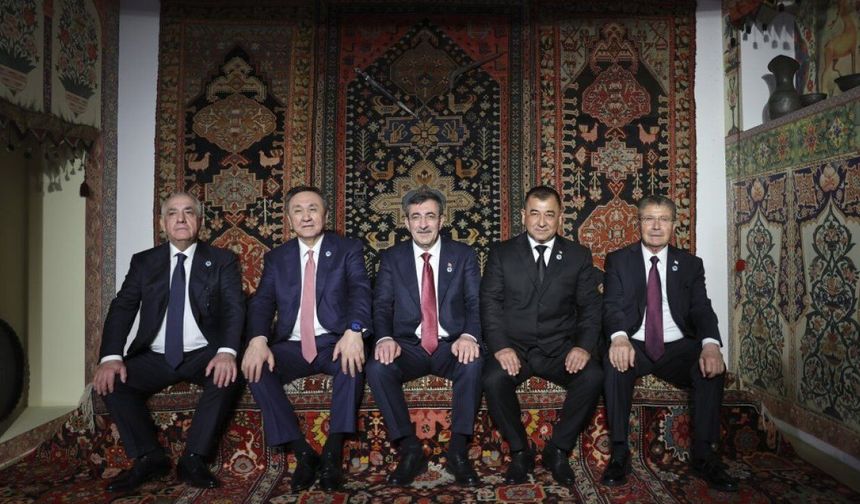 Türkiye Cumhurbaşkanı Yardımcısı Yılmaz ile Başbakan Üstel Azerbaycan Milli Halı Müzesi'ni ziyaret etti